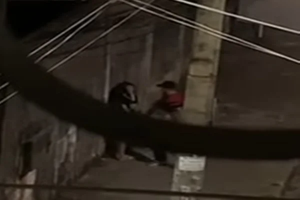 Mulher é arrastada pelo cabelo por homem que rompeu tornozeleira
