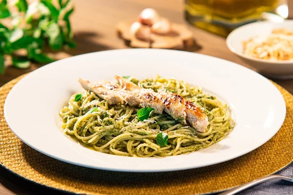 espaguete com pesto e frango barilla