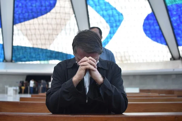 Bolsonaro ora na Catedral de Brasília: “Agradeço pela missão”