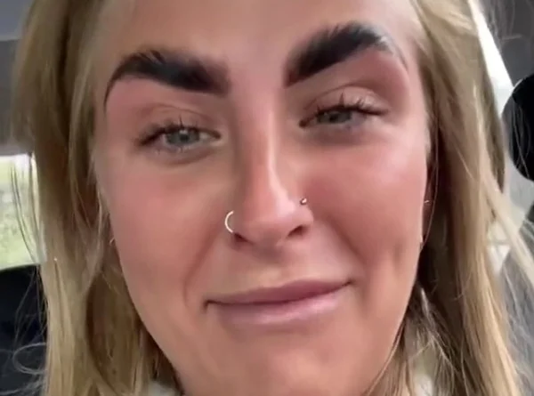 Reprodução do TikTok de mulher que fez sobrancelhas e resultado foi desastroso