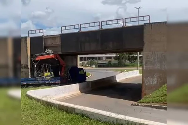Vídeo: caminhão com empilhadeira fica preso em viaduto do Metrô-DF