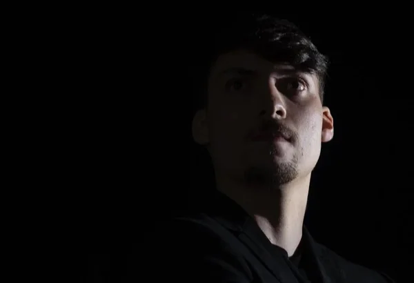 Jair Renan, filho numero 4 de Bolsonaro. Ele tem cabelos e barba pretos - Metrópoles