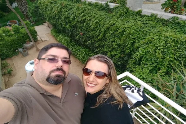 ele posa para foto com a esposa
