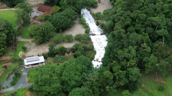 Imagem colorida de vazamento de ácido sulfônico em rio de Joinville (SC) - Metrópoles