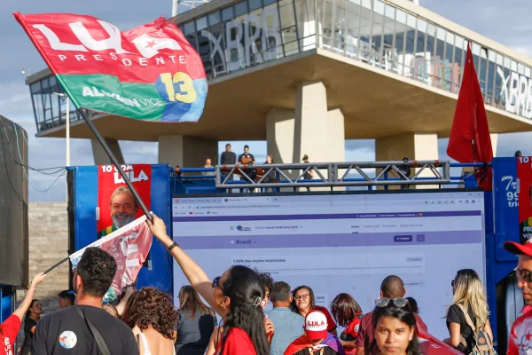 Em Brasília, eleitores de Lula vão à Torre de TV acompanhar apuração