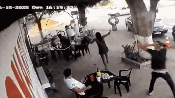homem batendo em cliente de bar com barra de ferro