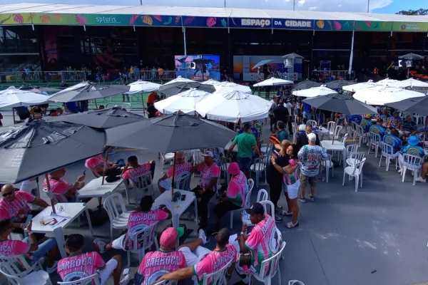 Imagem mostra apuração de desfile de escolas de samba - Metrópoles