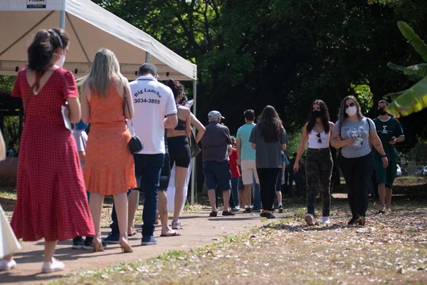 Fila para tomar vacina na Asa Sul, em Brasília