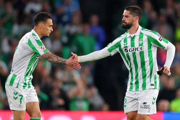 Foto colorida de Antony e Isco, do Real Betis - Metrópoles