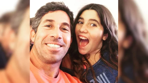 Foto colorida do surfista Danilo Couto ao lado da filha, Tiare Couto - Metrópoles