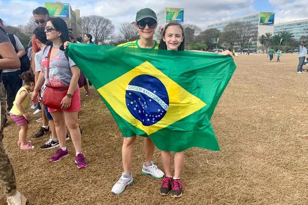 Dia da Independência: manifestantes usam verde e amarelo na Esplanada