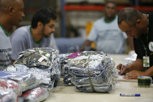 Sem nota fiscal. Metrópoles tem acesso a galpão com 15 toneladas de artigos de cama, mesa e banho apreendidos pela Fazenda do DF