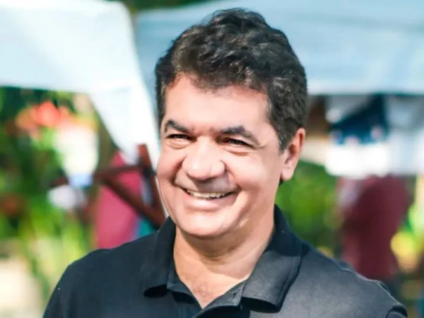 Foto colorida do prefeito Clésio Salvaro - Metrópoles
