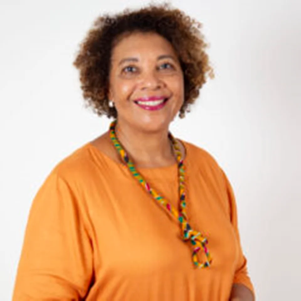 A professora Joana Célia dos Passos é uma líder reconhecida nas áreas do ativismo e educação antirracista e feminista. Educadora há mais de 30 anos, Joana é professora na Universidade Federal de Santa Catarina (UFSC) desde 2014, trabalhando no Departamento de Estudos Especializados em Educação do Centro de Ciências da Educação (CED) e como conselheira de doutoramento, apoiando estudantes focados em ações afirmativas e estudos antirracistas no Programa de Pós-graduação em Educação da UFSC A professora Joana Célia dos Passos é uma líder reconhecida nas áreas do ativismo e educação antirracista e feminista. Educadora há mais de 30 anos, Joana é professora na Universidade Federal de Santa Catarina (UFSC) desde 2014, trabalhando no Departamento de Estudos Especializados em Educação do Centro de Ciências da Educação (CED) e como conselheira de doutoramento, apoiando estudantes focados em ações afirmativas e estudos antirracistas no Programa de Pós-graduação em Educação da UFSC