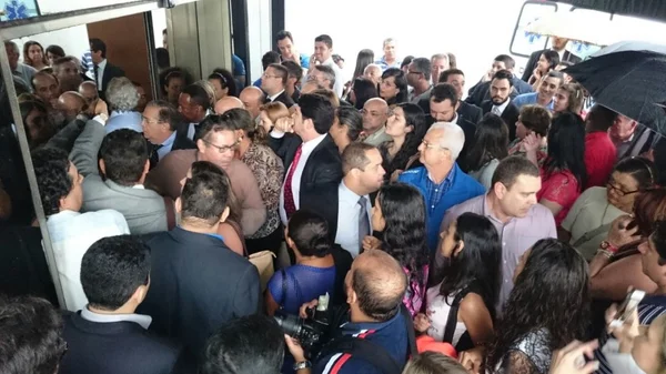 Caos na Ordem. Após fechamento de portões, advogados forçam entrada para votar na escolha do presidente da OAB-DF. Veja vídeos