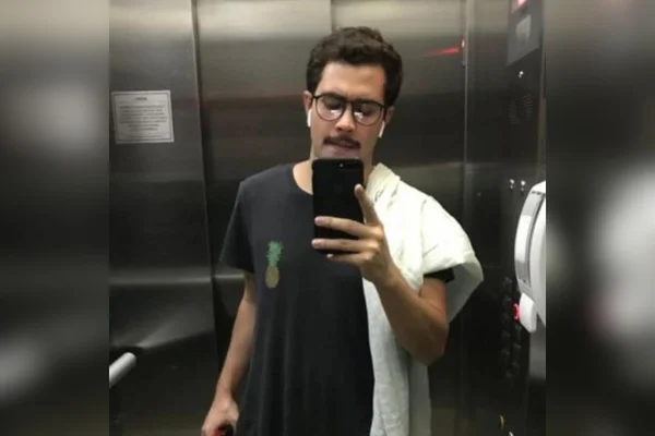 homem tira foto em frente a espelho