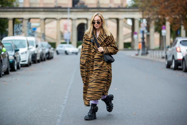 Look com bota Monolith da Prada