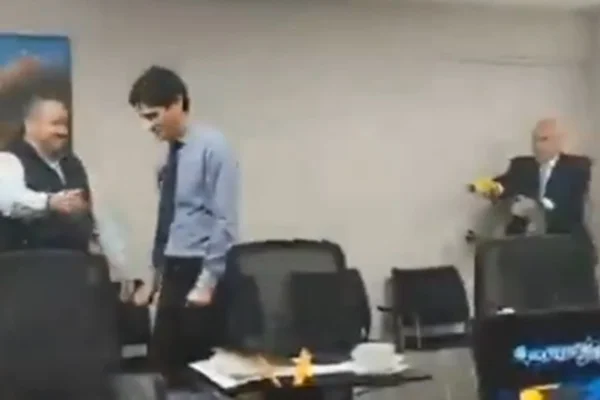 Prefeito demonstra uso de arma de choque ao atirar em assessor