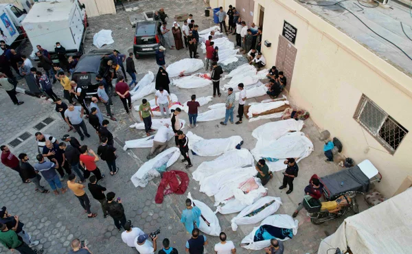 Corpos de palestinos mortos em ataques israelenses estão sendo transportados para sepultamento no necrotério do Hospital Al Aqsa em Deir El Belah, Gaza - metrópoles