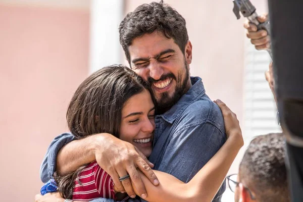 Órfãos da Terra: Laila é feita refém e Jamil vira herói ao salvá-la