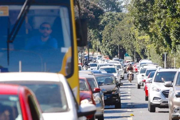Simulação mostra como diminuir a transmissão da Covid-19 dentro do carro