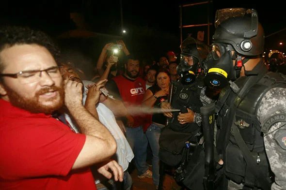 Há uma semana preso, Lula já sente isolamento político