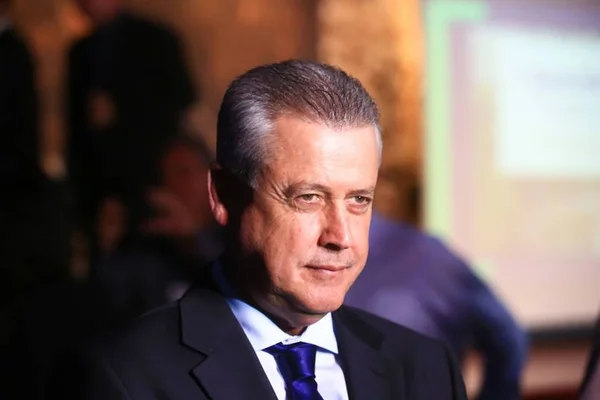 Racha nos partidos: Rollemberg se aproxima de lideranças nacionais