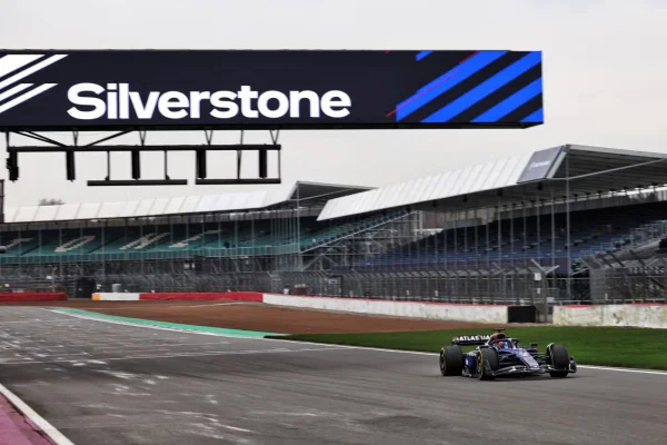 Imagem colorida de Carlos Sainz vai para pista pela 1ª vez com Williams de 2025