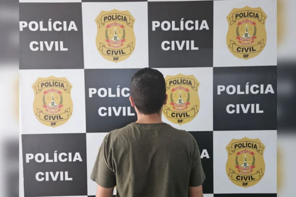 Imagem colorida de um homem de frente para a parede da Polícia Civil do Distrito Federal - Metrópoles