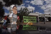 Militantes do MTST colocam inflável crítico a Jair Bolsonaro em frente ao condomínio do ex-presidente Militantes do MTST colocam inflável crítico a Jair Bolsonaro em frente ao condomínio do ex-presidente