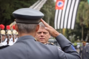 O governador Tarcísio de Freitas (Republicanos) recebe cumprimento militar na solenidade de Passagem do Comando Geral da PM