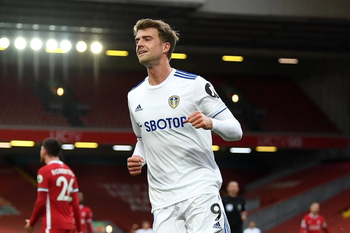 Patrick Bamford é um atacante inglês, com dupla nacionalidade irlandesa, de 27 anos. Ele foi revelado pelo Nottingham Forest, time da segunda divisão da Inglaterra, passou pela categoria de base do Chelsea, por outros times da Premier League, e veste a camisa do Leeds United desde 2018/19 Patrick Bamford é um atacante inglês, com dupla nacionalidade irlandesa, de 27 anos. Ele foi revelado pelo Nottingham Forest, time da segunda divisão da Inglaterra, passou pela categoria de base do Chelsea, por outros times da Premier League, e veste a camisa do Leeds United desde 2018/19