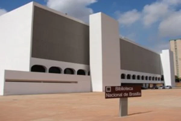 Frente da Biblioteca Nacional de Brasília com placa