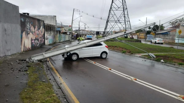 Motorista perde controle em curva e batida derruba poste em Curitiba
