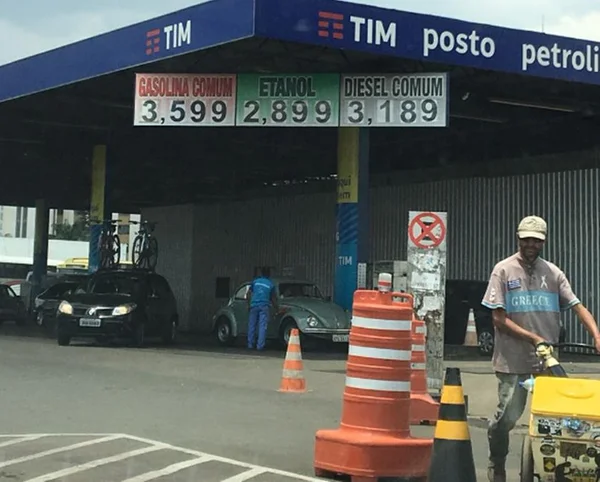 Depois de chegar a R$ 4,29, litro da gasolina cai para R$ 3,59 no DF