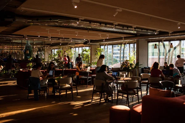 Empreendedores trabalhando em um coworking - Metrópoles