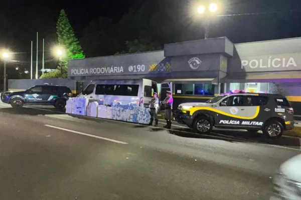 Imagem colorida mostra produtos eletrônicos apreendidos em van no interior de São Paulo - Metrópoles