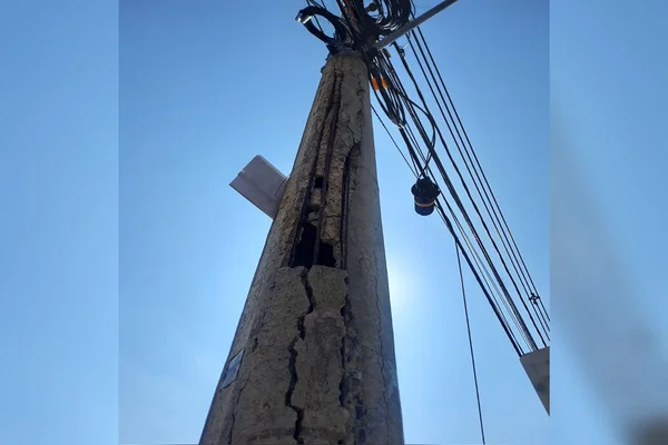 Postes em péssima qualidade no Jardins Mangueiral