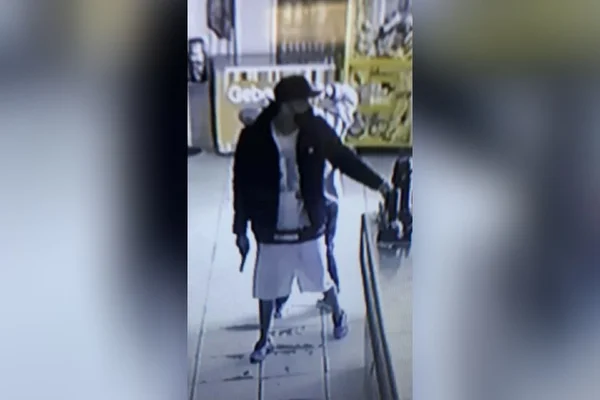 Vídeo: veja o momento em que ladrão atira e mata vigilante de supermercado