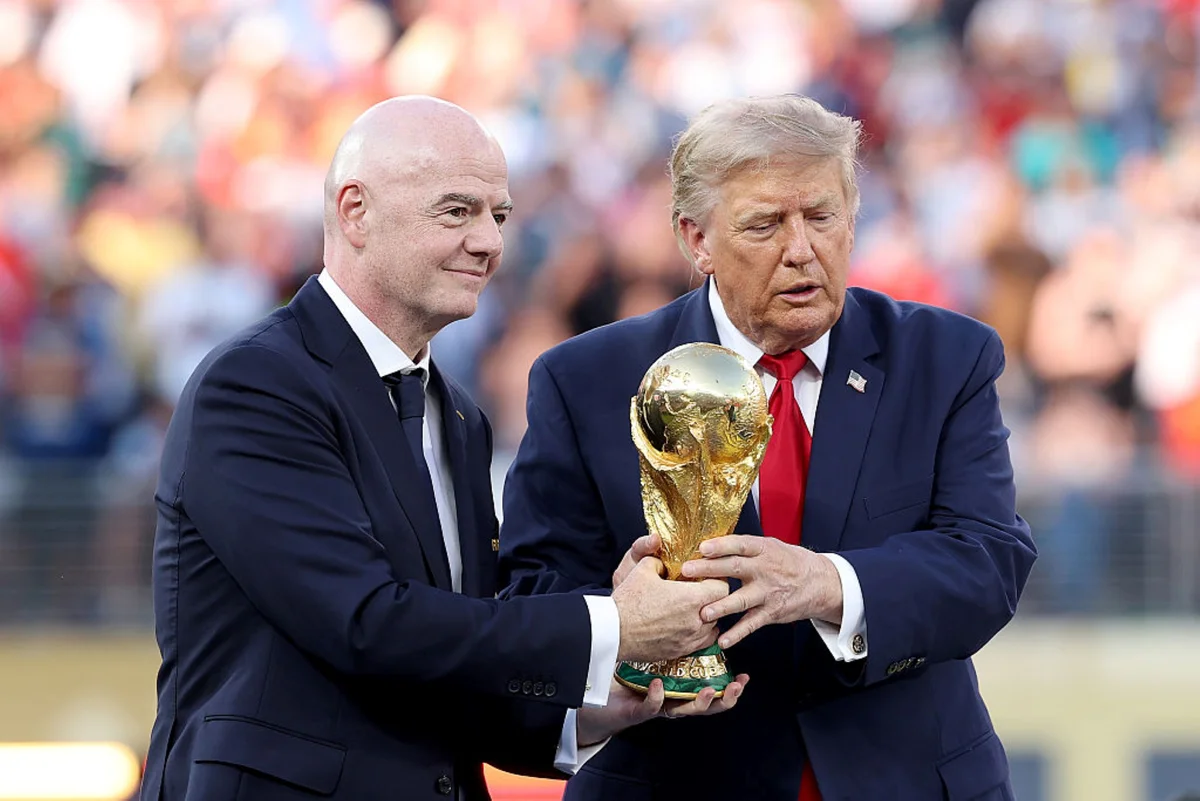 Trump e Infantino entregaram a taça de campeão à seleção espanhola Trump e Infantino entregaram a taça de campeão à seleção espanhola