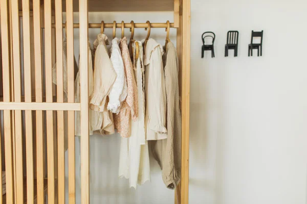 Guarda-roupa organizado em 2025: confira dicas de expert
