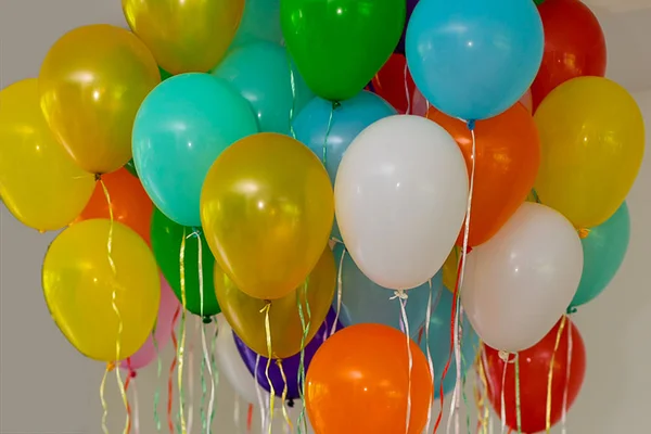 Mãe faz alerta após balão de aniversário causar queimadura no filho