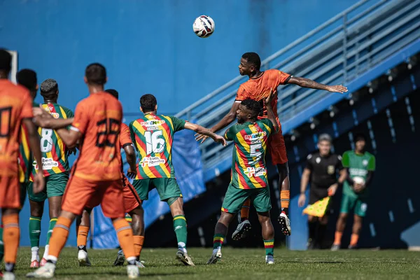 Jogadores de Sampaio Corrêa e Manauara disputam bola pelo alto na Série D