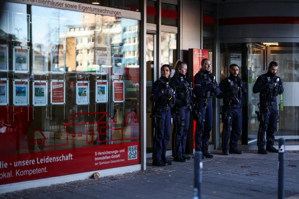 Imagem colorida mostra assalto em banco na Alemanha - Metrópoles