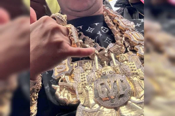 colares de ouro e diamantes
