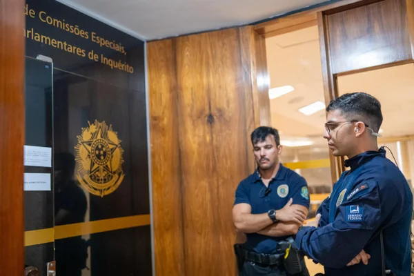 CPMI INSS Policiais legislativos reforçam a segurança e controlam o acesso na entrada da sala-cofre do Senado, após suspeita de vazamento de dados Metrópoles 1