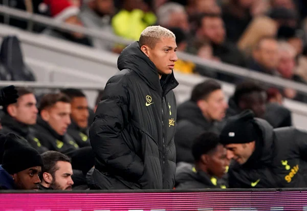 Jogador Richarlison na arquibancada em jogo do Tottenham - Metrópoles