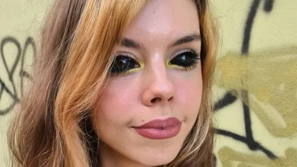 Jovem com olhos completamente pretos feito por tatuagem que a deixou cega. Ela é branca e tem cabelo ondulado - Metrópoles