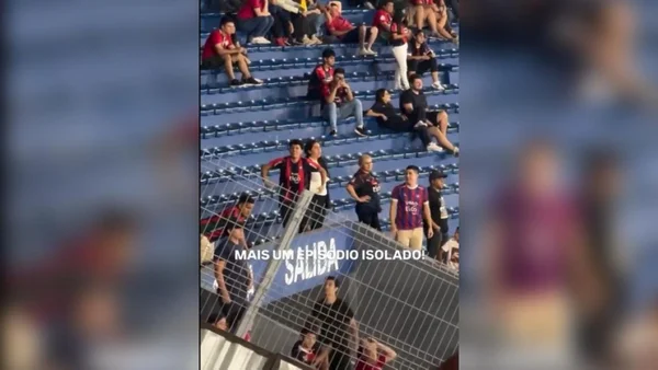 Imagem colorida mostra torcedor imitando macaco - Metrópoles