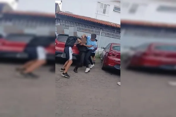 Socos e chutes em porta de escola: alunos brigam e vão parar na delegacia
